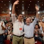 El Candidato del PSOE, Pedro Sanchez y Alfredo Perez Rubalcaba, saluda durante el Congreso extraordinario del PSOE