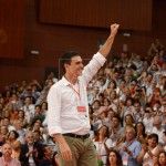 El Candidato del PSOE, Pedro Sanchez saluda durante el Congreso extraordinario del PSOE