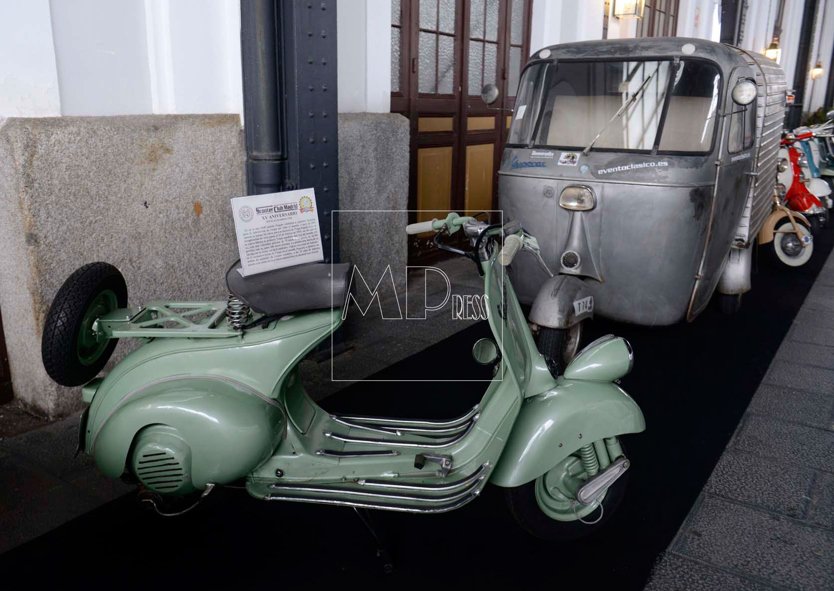 Concentracion de vespas en la Estacion Museo de Delicias, durante LA ECLOSION ESCOOTERTISTA