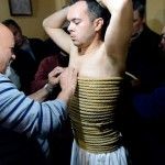 Daniel Incera es cubierto con cuerda de esparto