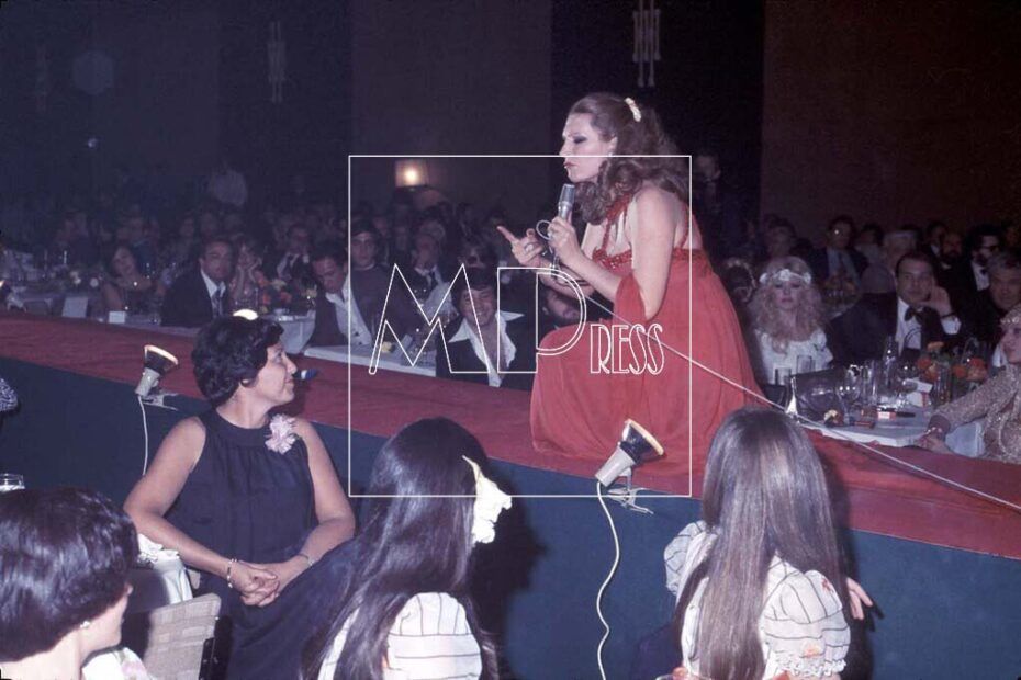 Veinte años sin Rocío Jurado. El 1 de junio de 2026 se cumplen dos décadas del fallecimiento de María del Rocío Trinidad Mohedano Jurado, conocida artísticamente como Rocío Jurado. La cantante murió de madrugada en su domicilio de la urbanización La Moraleja, en la localidad madrileña de Alcobendas. Tras su fallecimiento, su cuerpo fue trasladado al Centro Cultural de la Villa, situado en la Plaza de Colón de Madrid, donde se instaló la capilla ardiente. Miles de seguidores acudieron durante horas para despedir a la artista y trasladar sus condolencias a la familia de quien fue una de las voces más importantes de la música española. @mondelopress.com