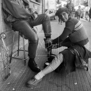 La digna profesión de los limpiabotas en la España del siglo XX.
